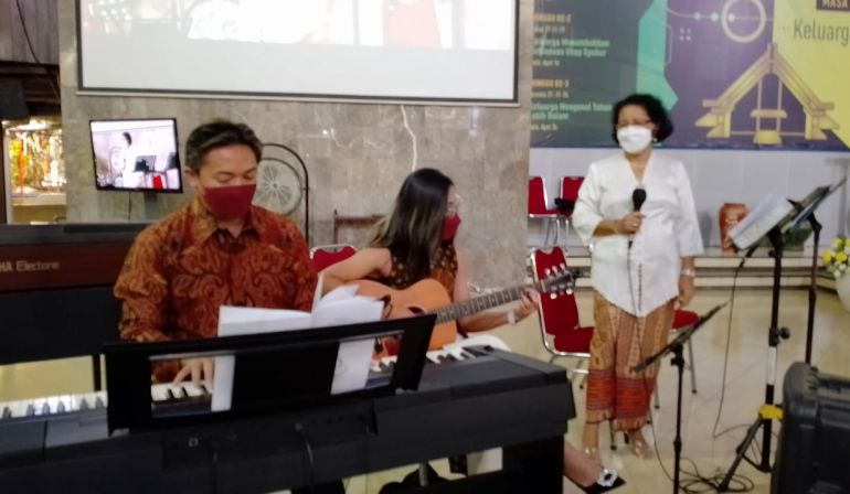 Berseru Pada Tuhan Dalam Kesetiaan (Mazmur 145: 17-21)